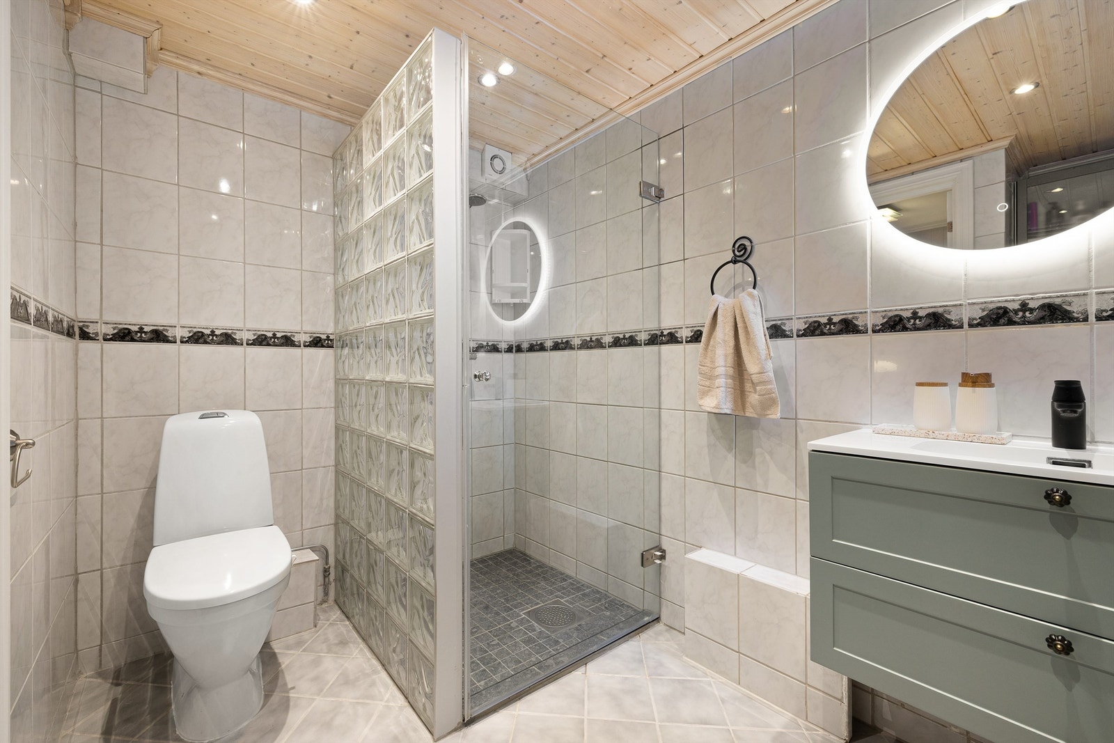 Badet ble i 2023 oppgradert med både moderne baderomsmøbler, nytt klosett og nytt dusjarmatur. Galleribilde