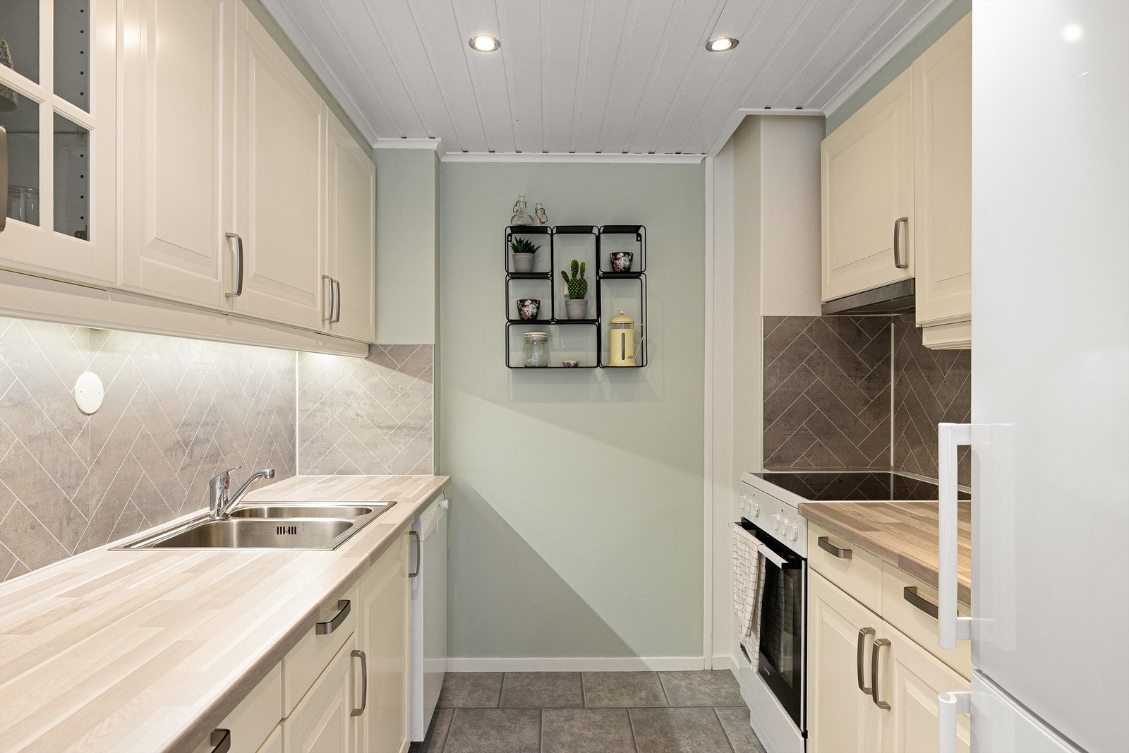 Hvitevarer i form av komfyr, oppvaskmaskin og kjøleskap medfølger. Galleribilde