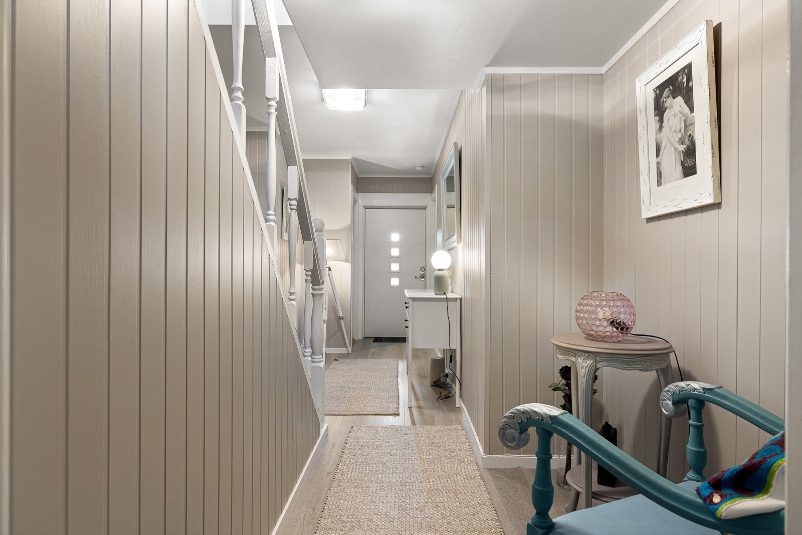 Innerst i gangen er det rom for oppbevaringsmøbler eller en tilpasset garderobeløsning. Galleribilde