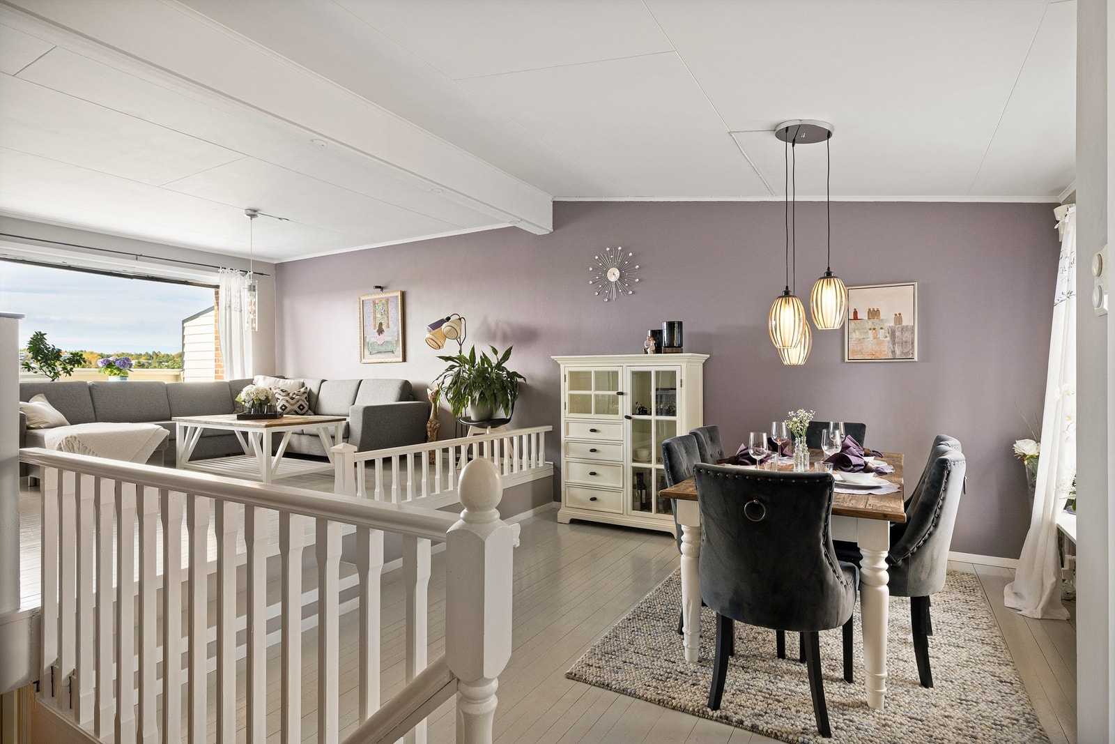 Vinduer i både øst- og vestveggen sikrer gode lysforhold i stuen dagen gjennom. Galleribilde