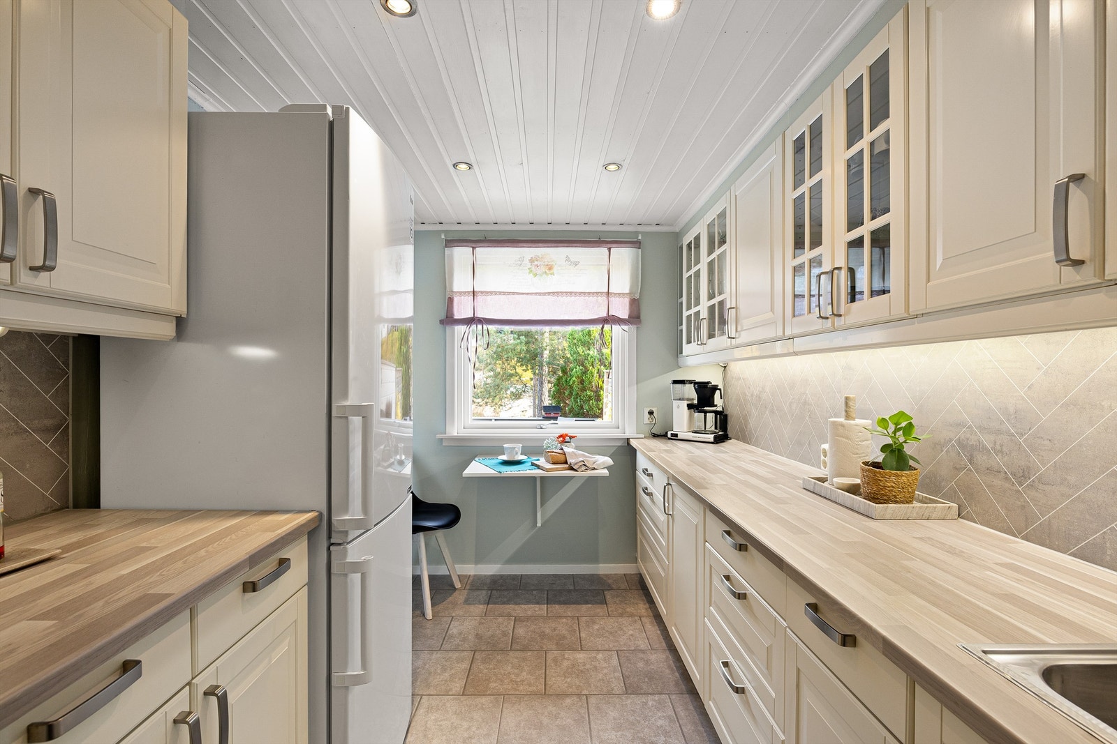 Kjøkkenets innredning ble tidligere på 2000-tallet oppgradert med blant annet nye benker og grep. Fliser i dekorativt fiskebeinsmønster er nylig påført veggene over benkene. Galleribilde