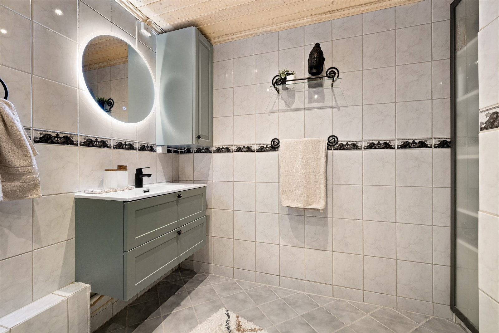 I badets gulv er det varme. Overflatene på gulvet og veggene er utført med fliser. Galleribilde