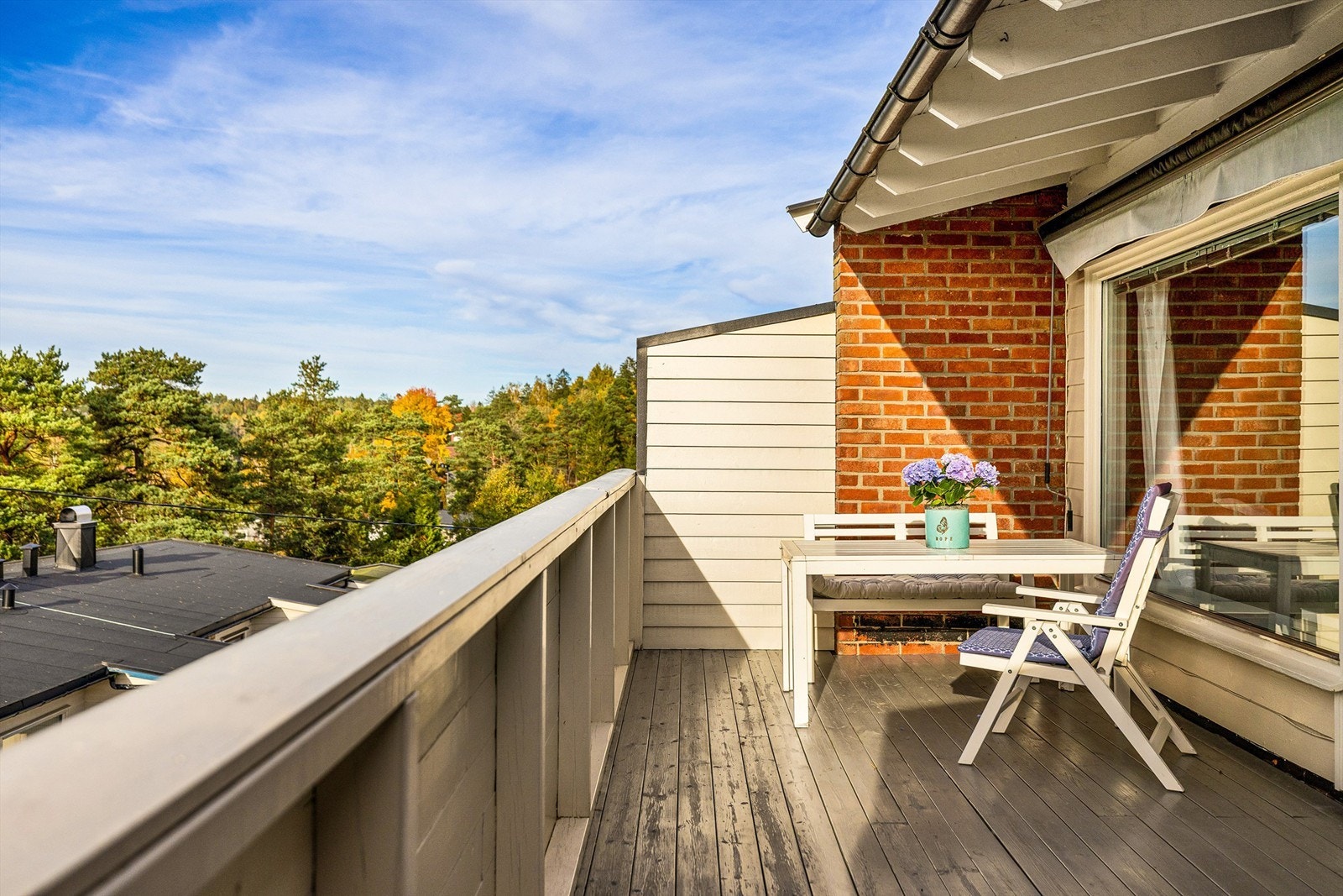 Midtsommers er solen på balkongen allerede fra rundt kl. 13 og helt til den går ned. Galleribilde