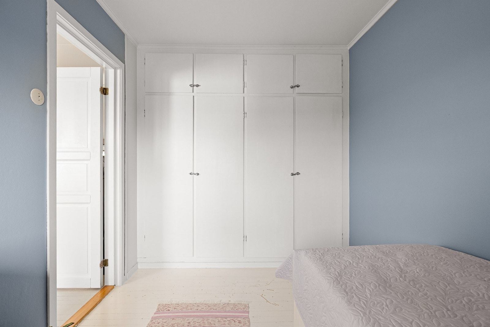 Autentiske garderobeskap fra byggeåret inngår i soverommet i første etasje. Galleribilde