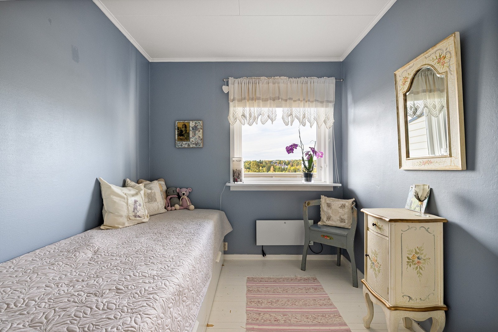 Ett soverom inngår i hver etasje. Dette er tilknyttet stuen og av generøs størrelse som barnerom. Galleribilde