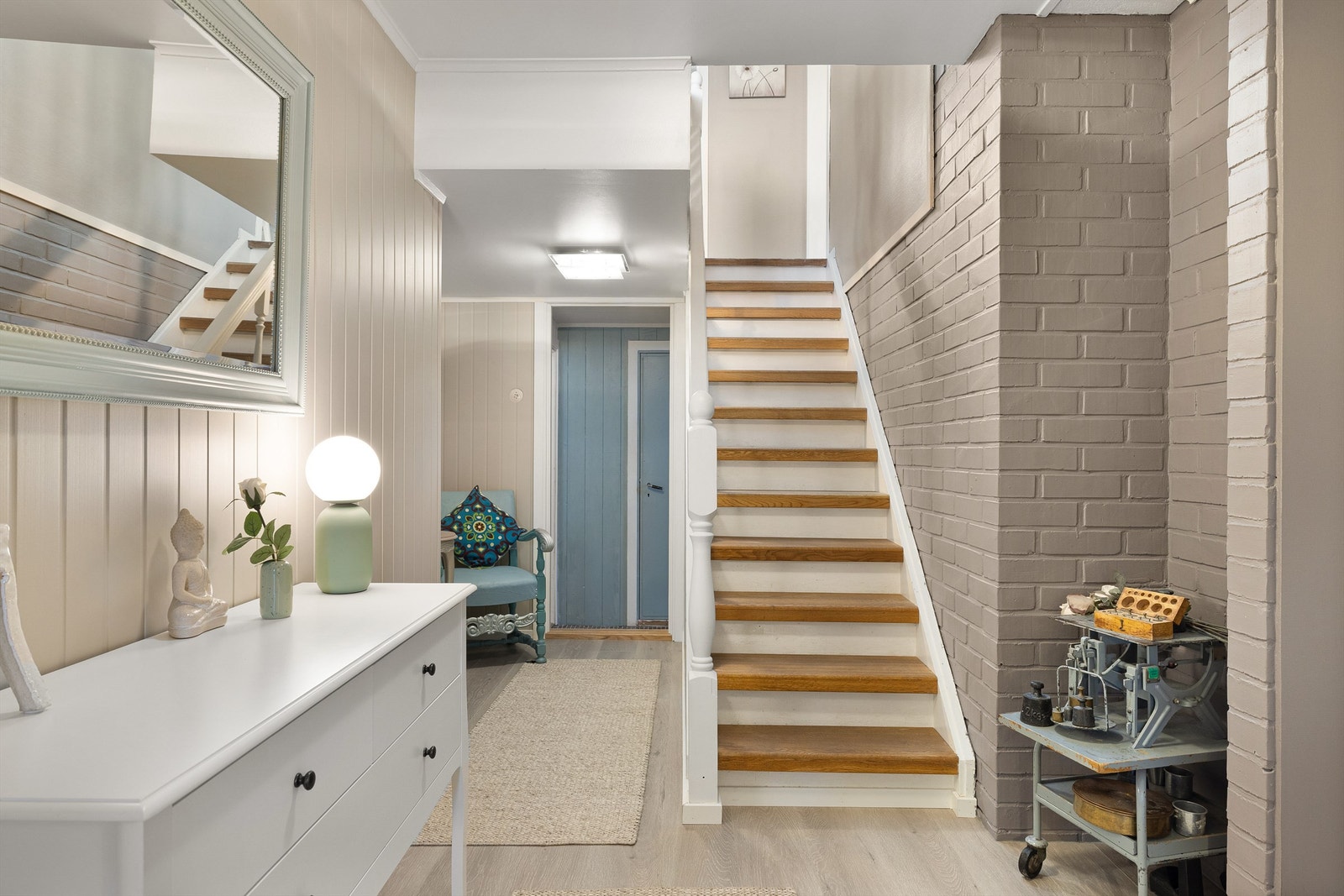 Innerst i underetasjen finnes både to boder og vaskerommet der ny varmtvannsbereder er installert. Galleribilde