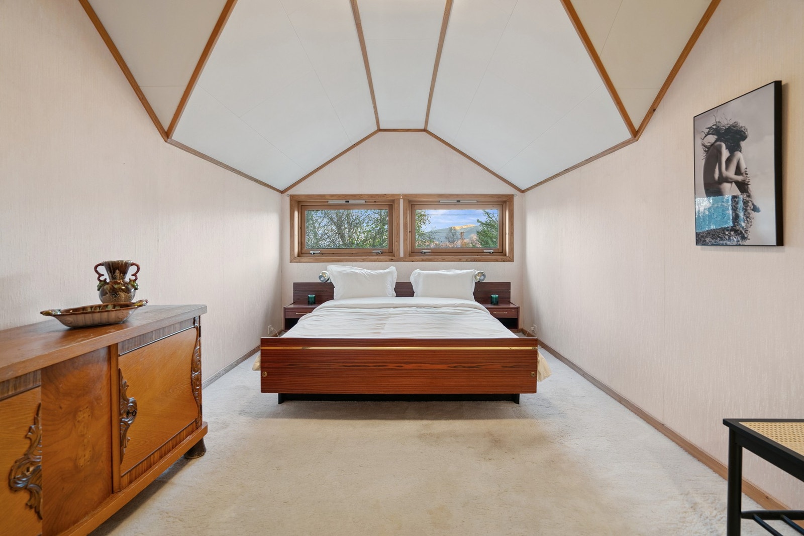 Andre etasje. Her er det 3 soverom, samt bad og en bod Galleribilde