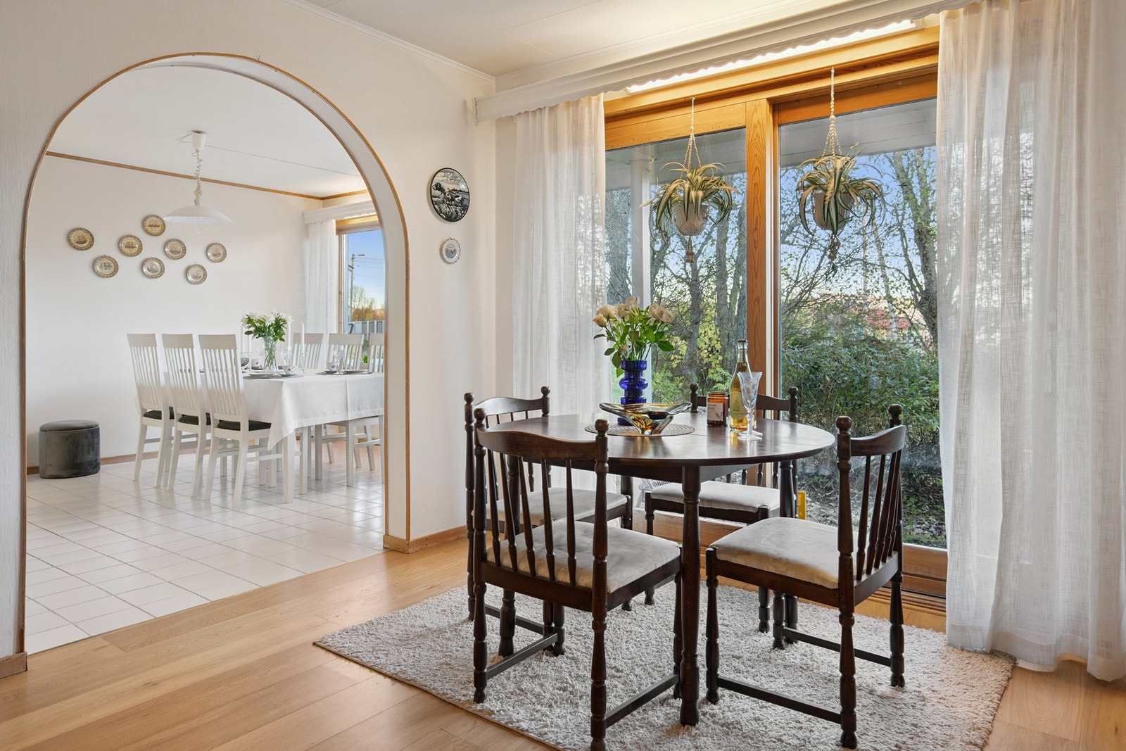 Også inngang fra stuen til kjøkkenet Galleribilde