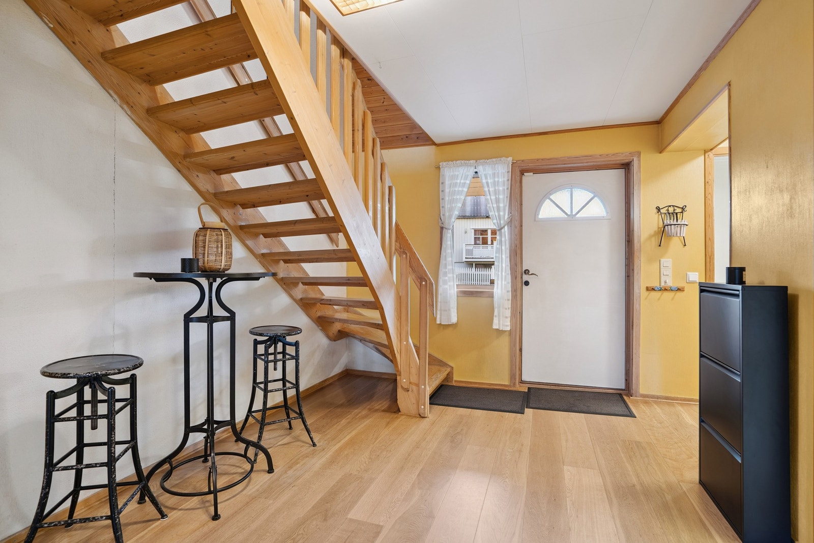 Entré med trapp opp Galleribilde