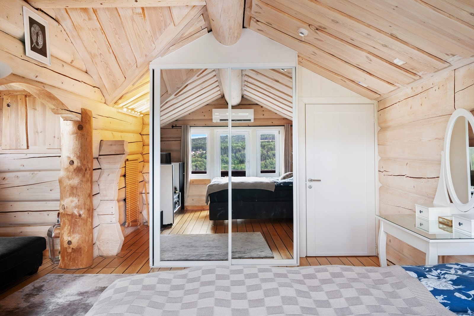 I tillegg er det montert en skyvedørsgarderobe med speilfronter. Galleribilde