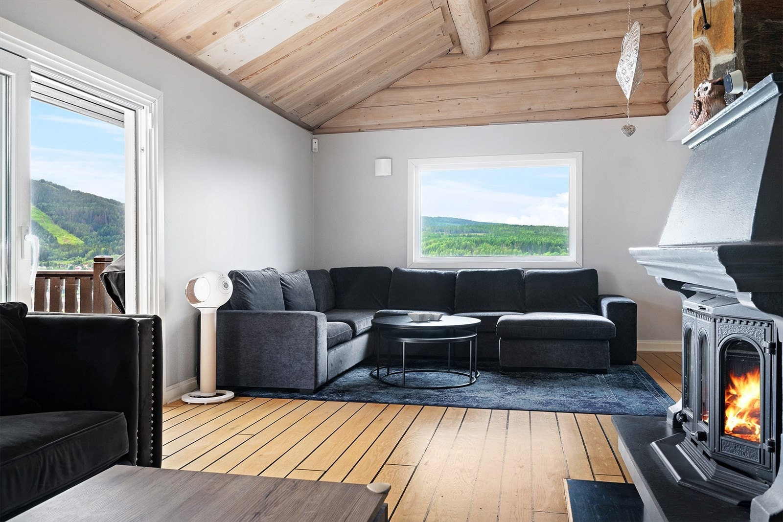 Boligen har gjennomgående gode vindusflater som slipper inn rikelig med naturlig lys. Galleribilde