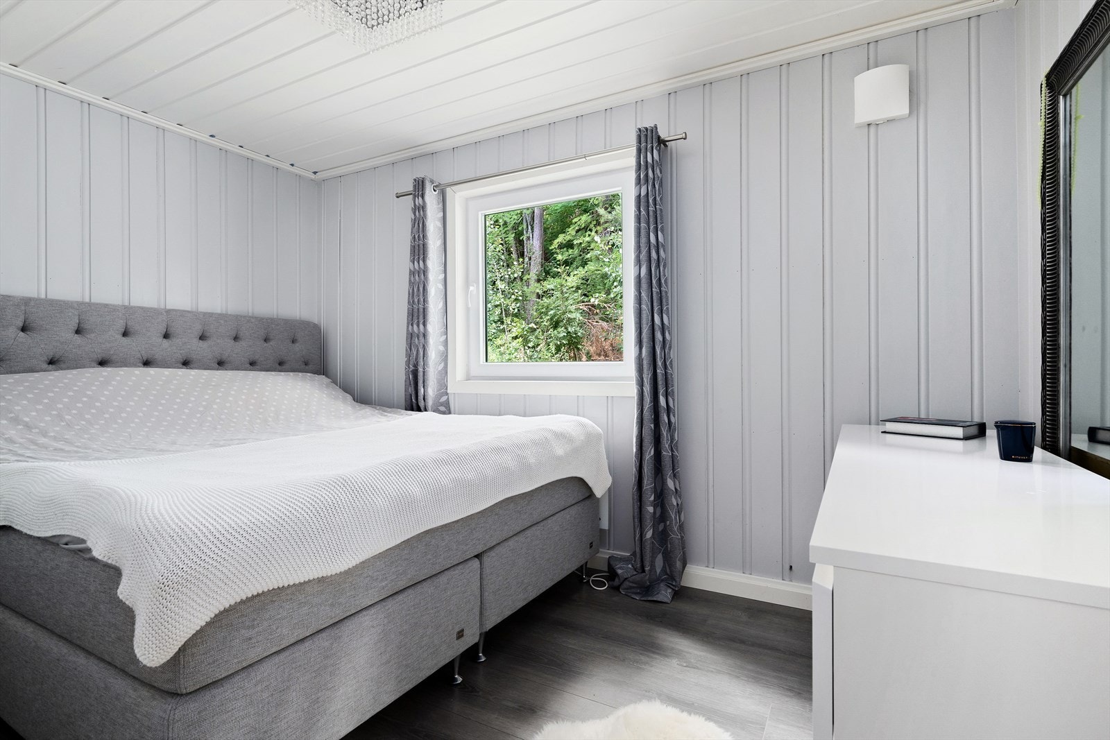 Klassisk soverom med god plass til seng, nattbord og garderobeløsning. Galleribilde