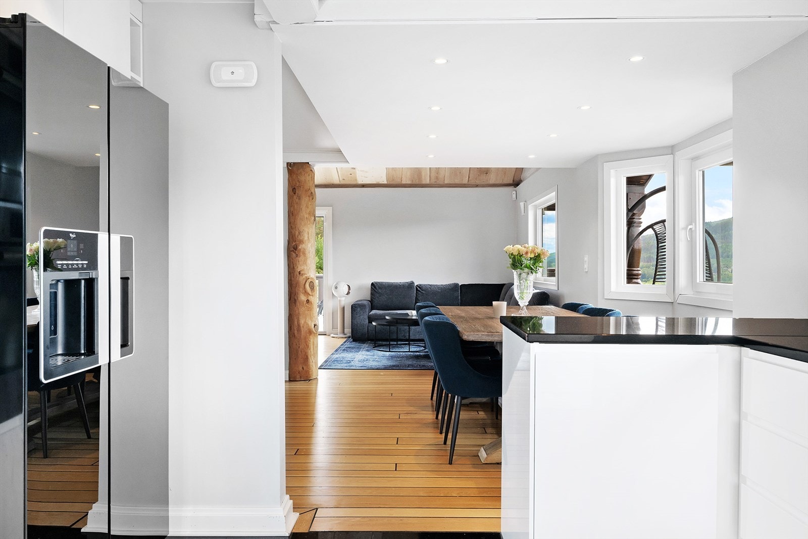 Lekker kjøkkeninnredning med høyglans fronter fra 2018 og med lekker benkeplate i stein. Galleribilde