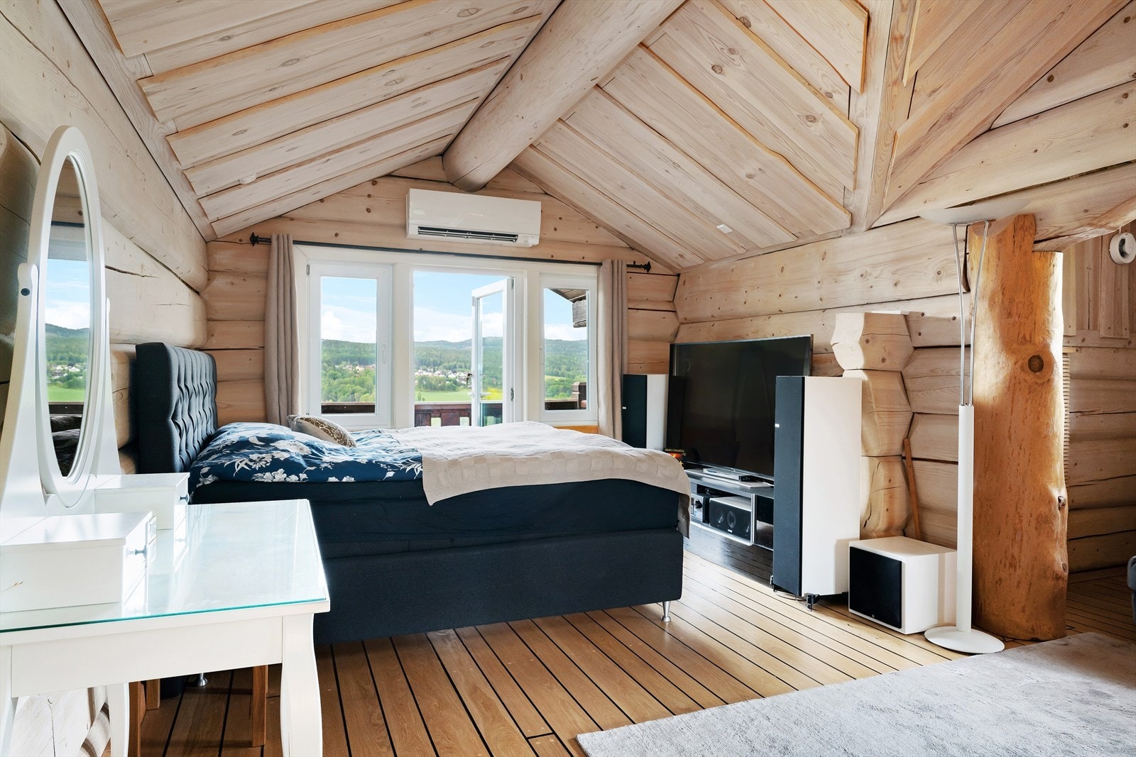 I tredje etasje finner du det sjarmerende hovedsoverommet med tømmer og villmarkspanel. Galleribilde