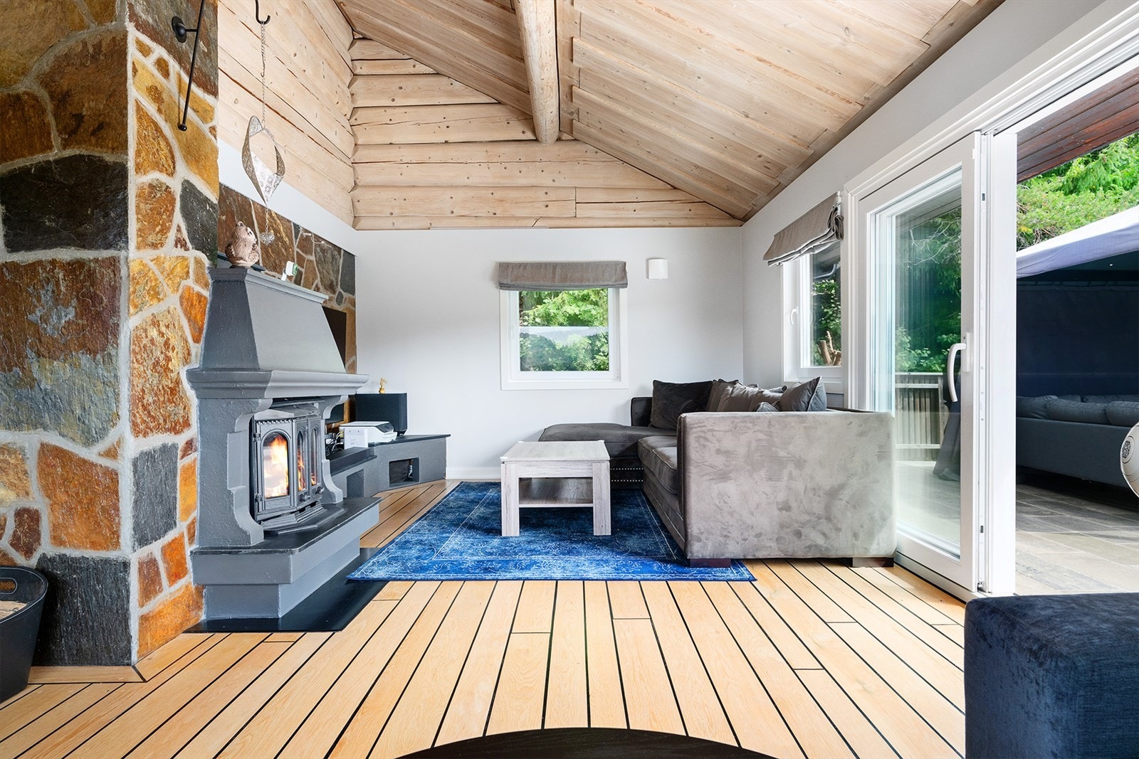 Fra stuen er det utgang til stor terrasse som oppleves som en forlengelse av stuen i sommerhalvåret. Galleribilde