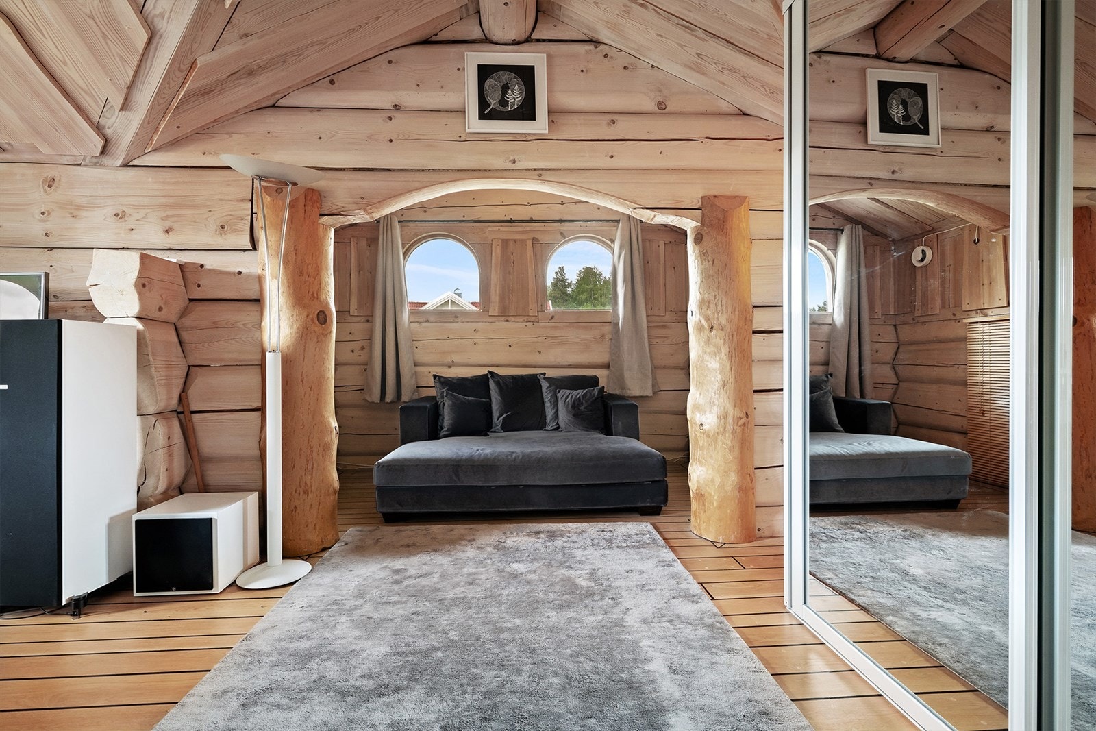 Soverommet har unike treverksdetaljer og plass til loungemøbel. Galleribilde