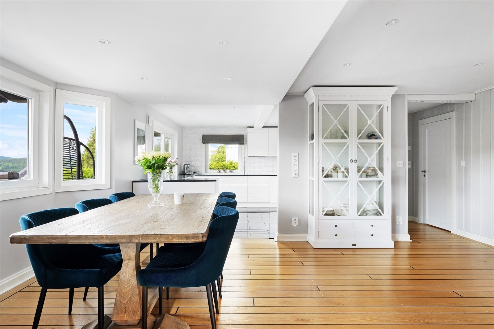 Boligen har en åpen stue/kjøkkenløsning som gjør rommet til et hyggelig og sosialt oppholdsrom. Galleribilde