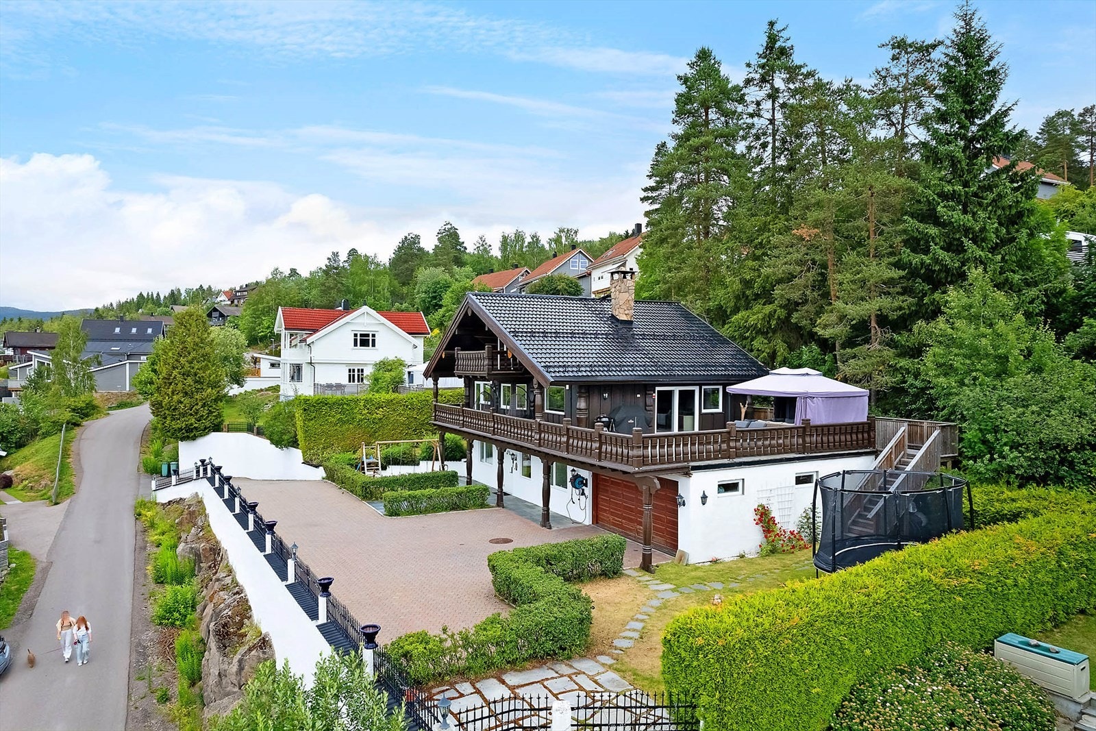 Boligen er modernisert i 2017/2018 med bla. nytt tak, nye gulv og ny terrasse. Galleribilde