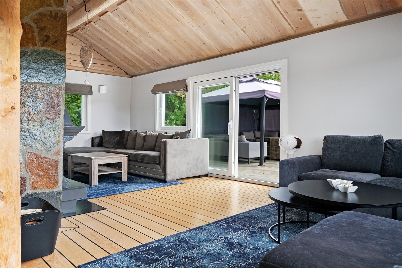 Stuen lar seg enkelt møblere med spisestue, sofagruppe og mediemøbler. Galleribilde