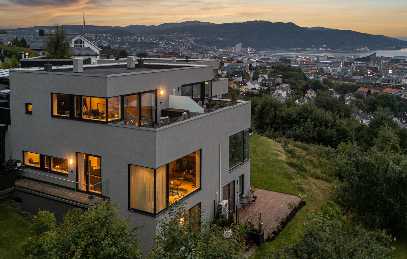 Fantastisk funkisbolig med panoramautsikt! 3 uteplasser. Oppvarmet gårdsplass. Dobbel carport. Nybyggaranti. Galleribilde
