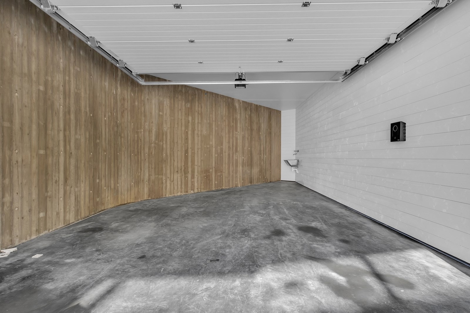 Garasje med vaskekum og el-bil lader Galleribilde