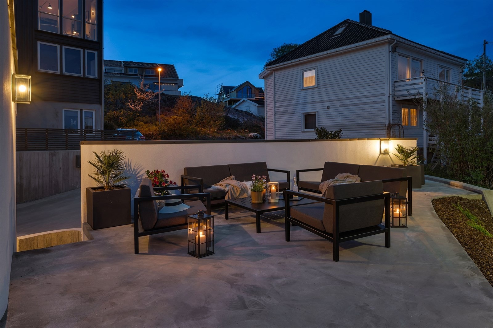 På bakkeplan er det støpt dekke der du også kan ha hagegruppe Galleribilde