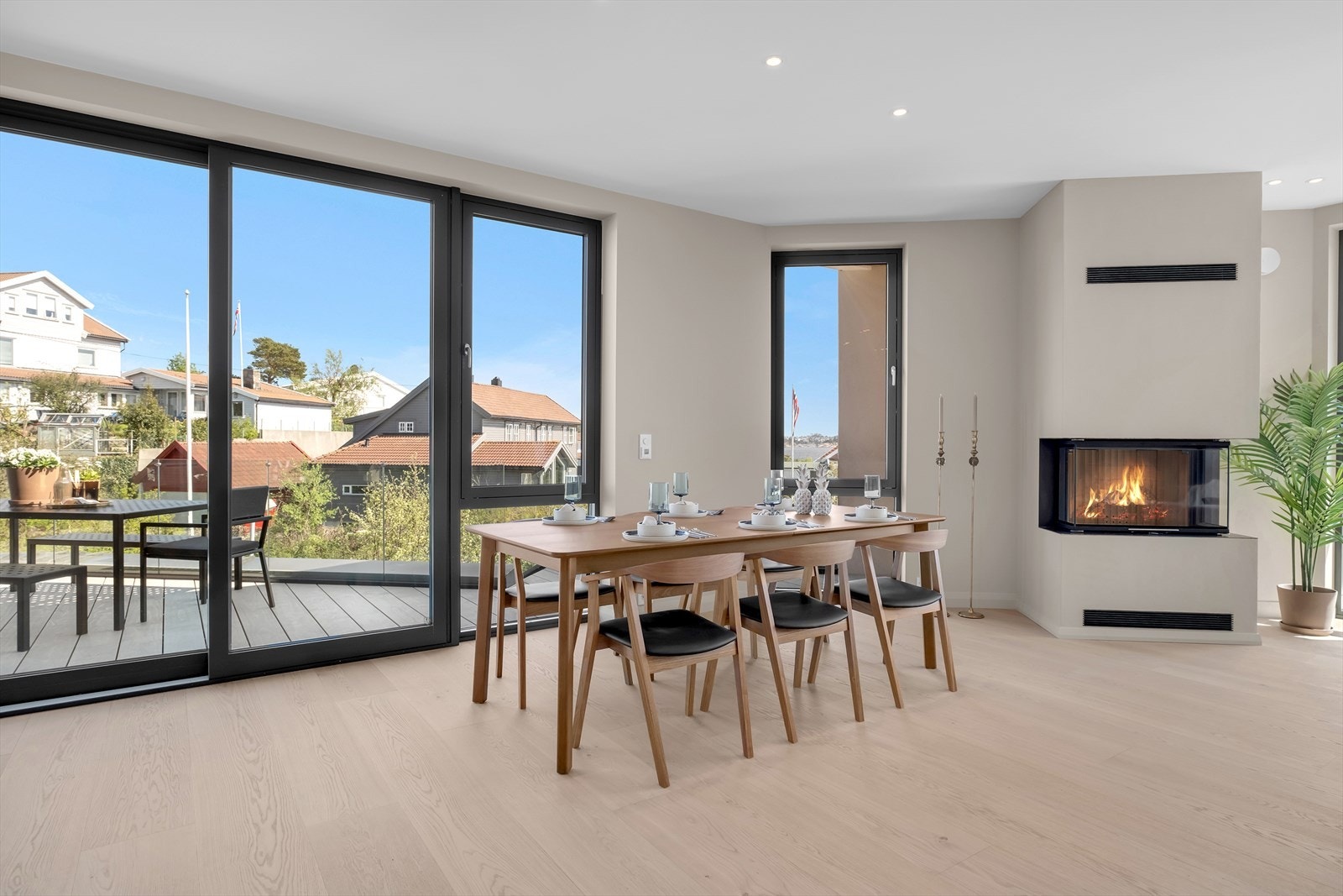 På dagtid oser det at naturlig lys der du fra flere hold kan nyte den råe utsikten utover havgapet Galleribilde