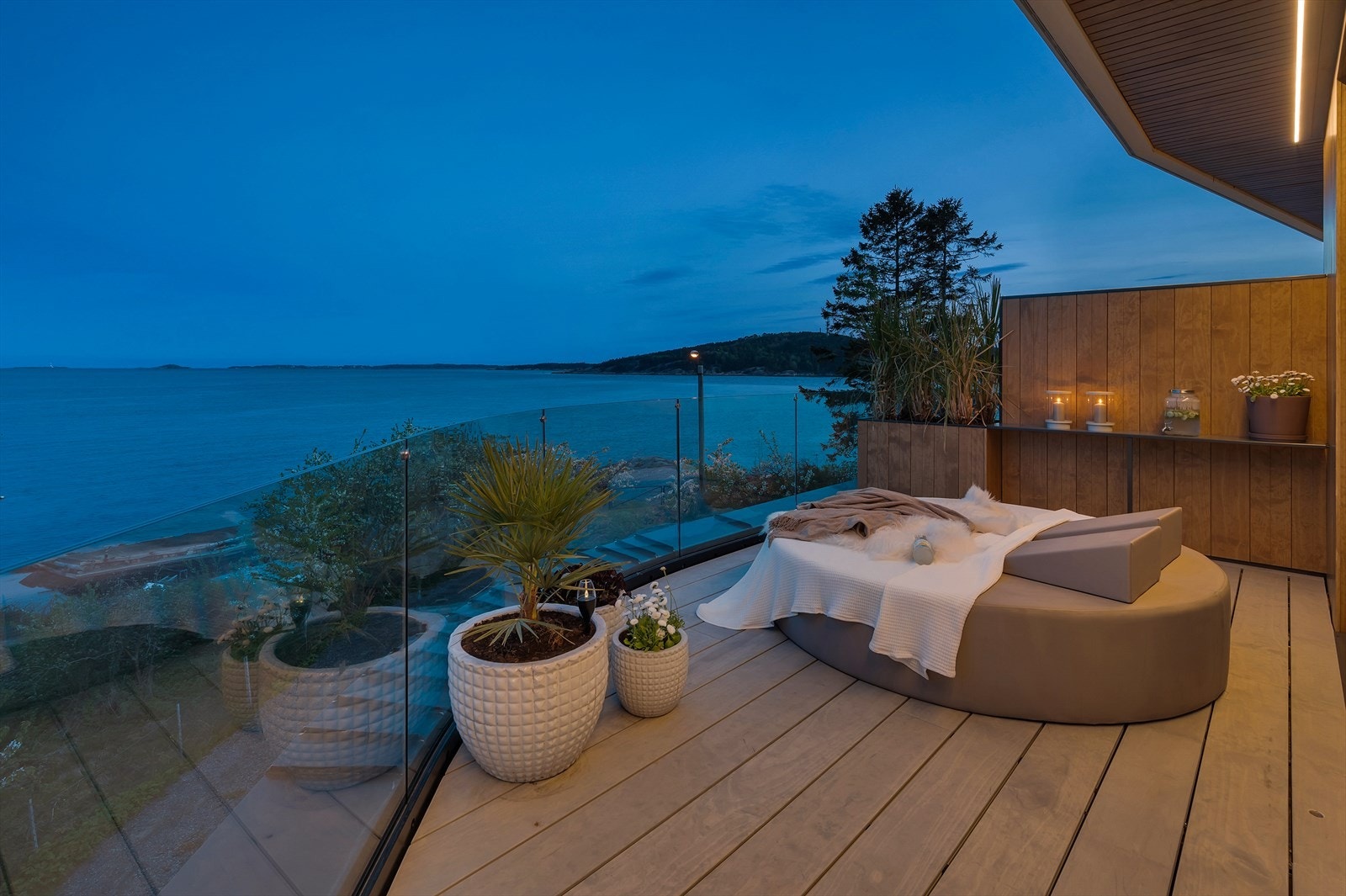 Ut fra 2.etasje er det flere uteplasser å nyte utsikten og solforholdene på! I front har du denne terrassen Galleribilde