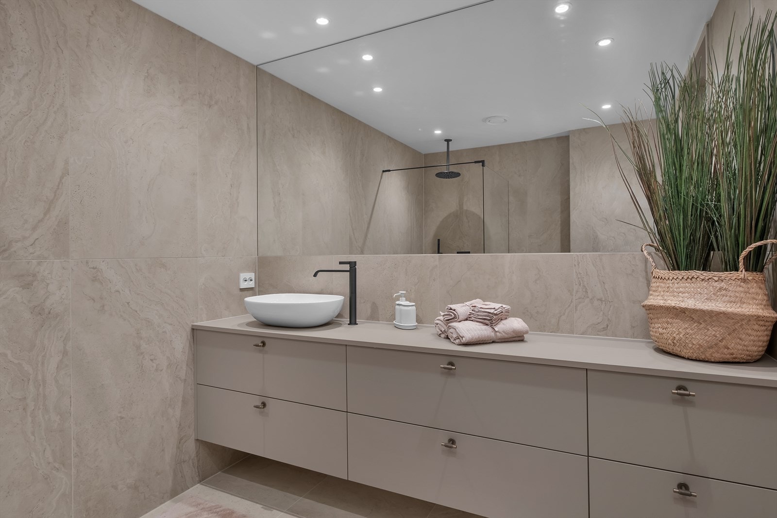 Hovedbadet i 1.etasje har en romslig planløsning Galleribilde