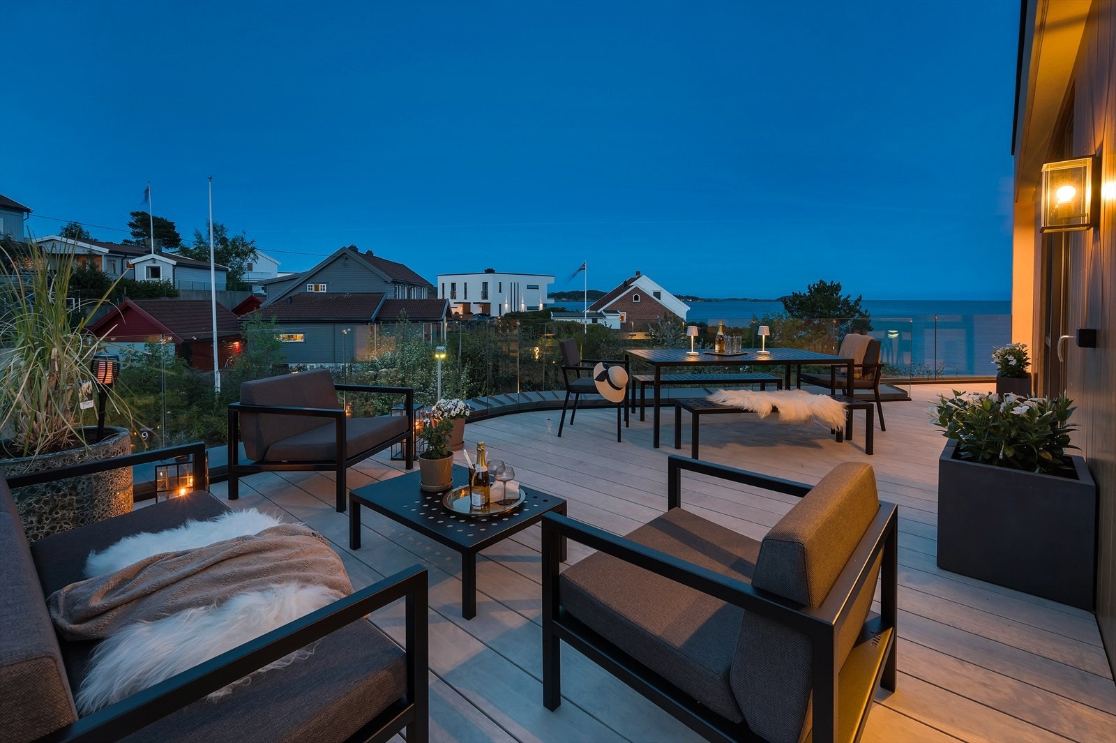 Litt lengre bak har du store terrasseflater å møblere sosiale soner, grill og beplantning Galleribilde