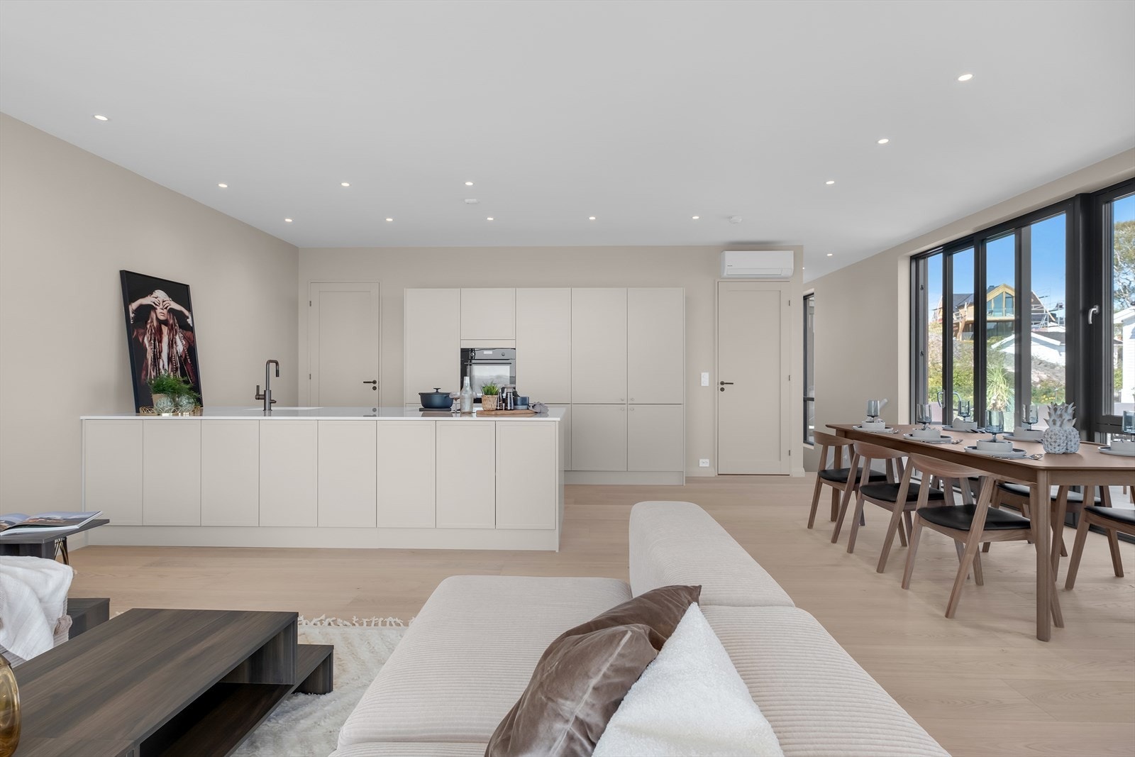 Kjøkkenet er levert av Strai Kjøkken og er utstyrt med påkostede hvitevarer Galleribilde