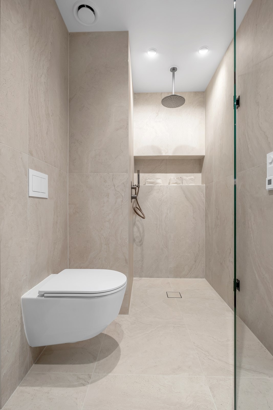 Dusjområdene har dusjvegger i glass og dusjarmatur med overdusj, og alle badene har varme i gulvet, noe som gir ekstra komfort Galleribilde