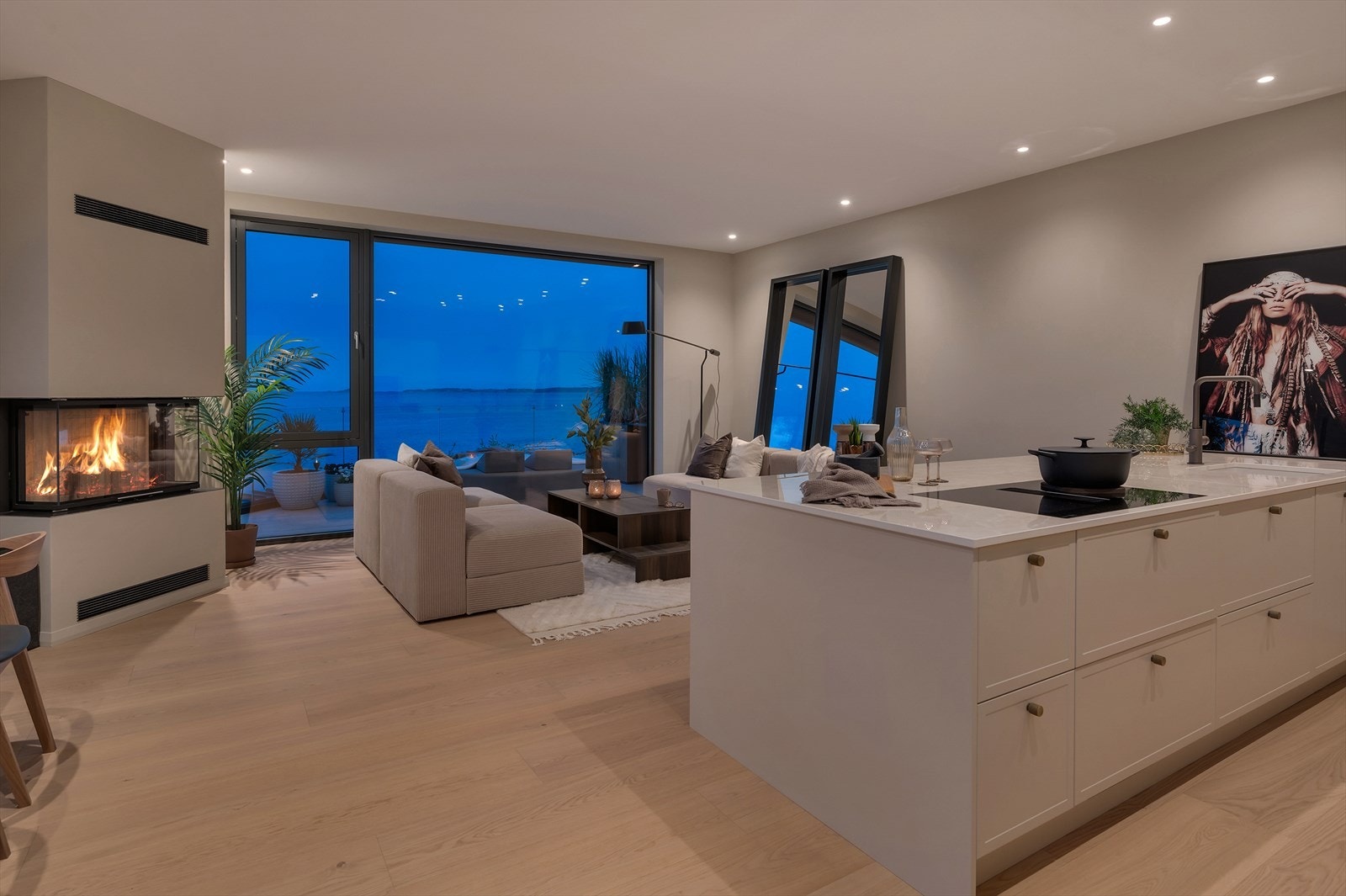 Den generøse takhøyden kombinert med de store vindusflatene får du en særdeles god romfølelse Galleribilde