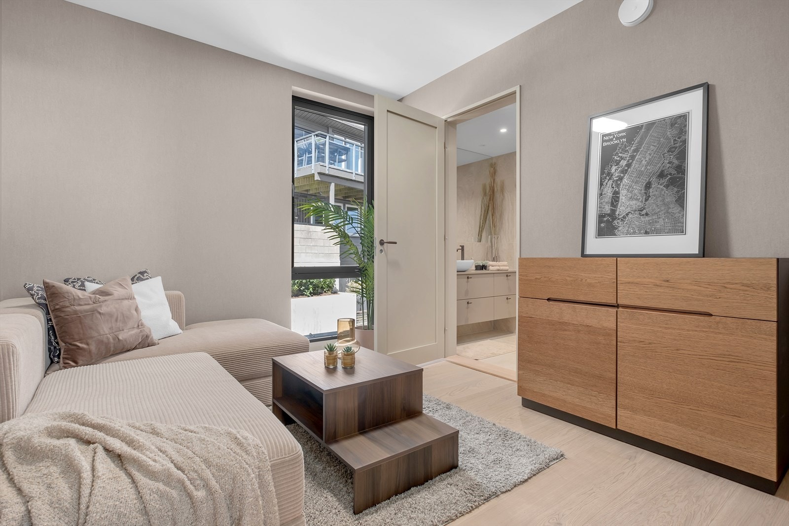 Tv-stue/kontor/soverom i 2.etasje med eget baderom Galleribilde