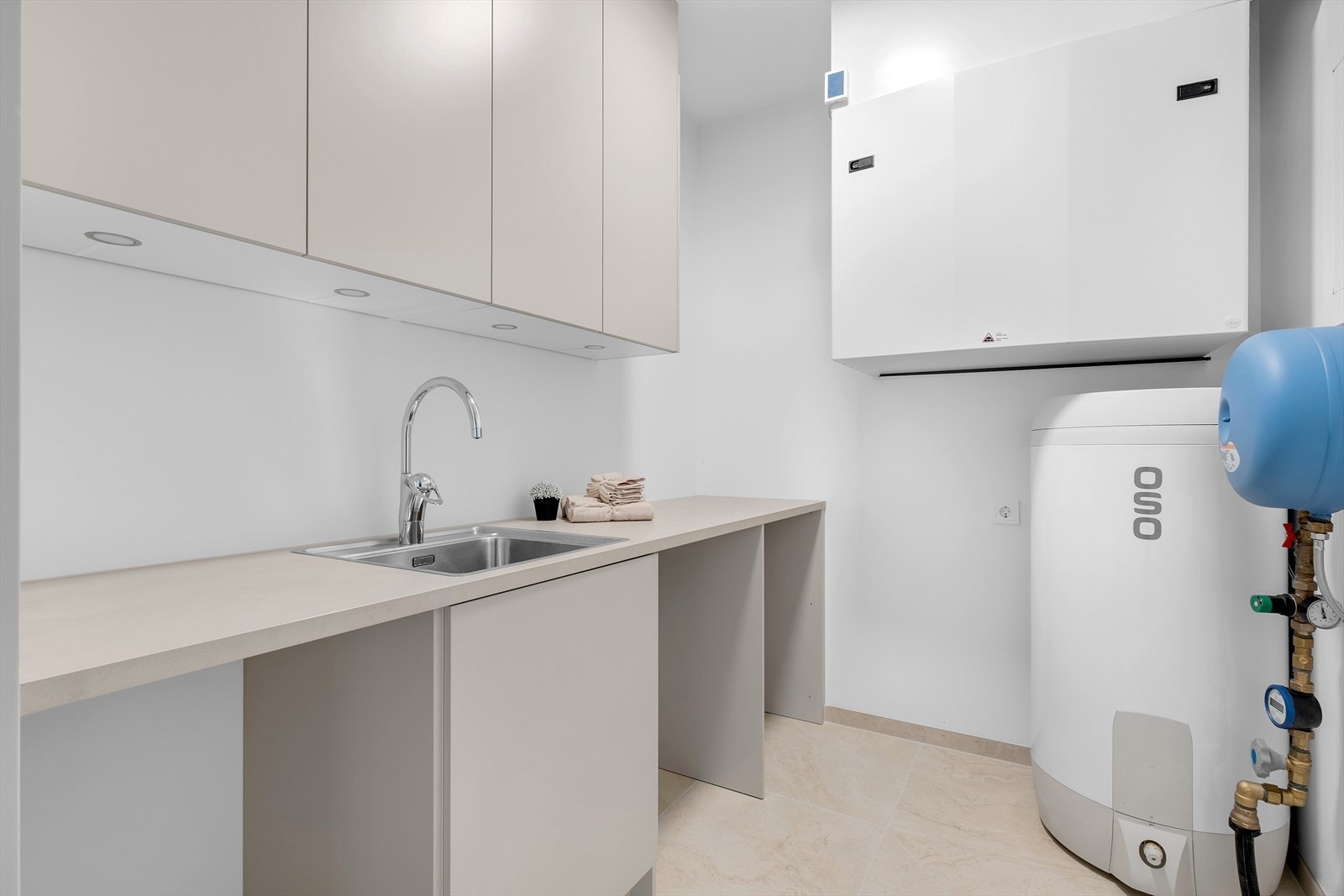 Praktisk vaskerom med god plass til vaskemaskin og tørketrommel Galleribilde