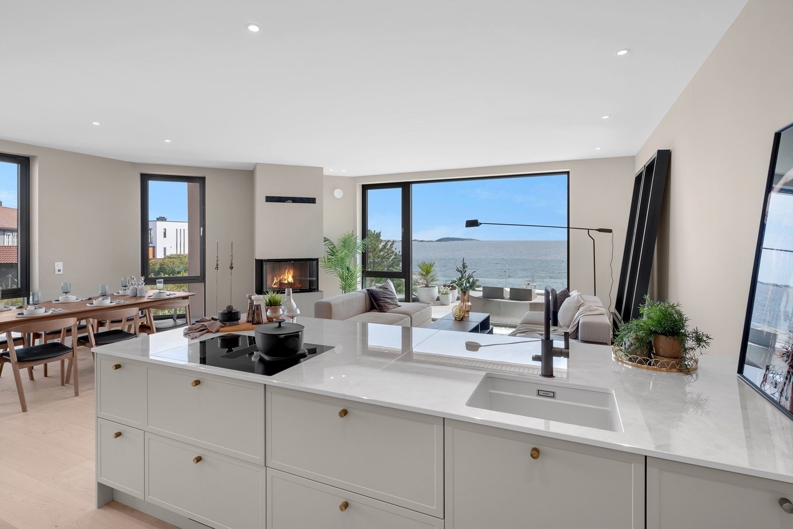 Kjøkkenet er både funksjonelt og lekkert, med smarte løsninger og et stilrent design Galleribilde