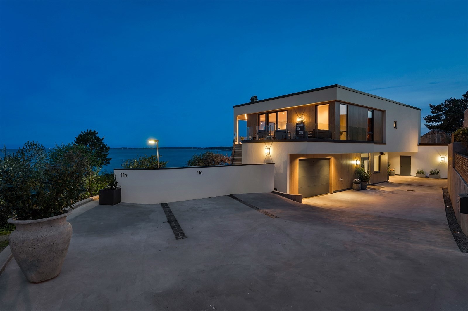 Denne moderne tomannsboligen har en enestående beliggenhet ytterst på Kuholmen, kun 20-30 meter fra sjøen Galleribilde