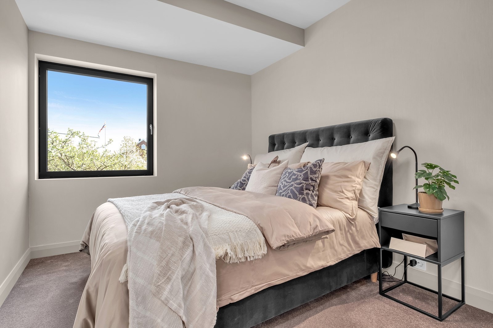 Det er 3 soverom i 1.etasje - Her fra hovedsoverommet som har tilgang til eget bad og walk-in closet Galleribilde