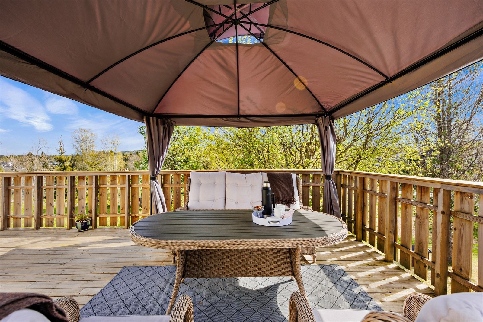 Boligen har en stor sørvendt terrasse med gode solforhold. Galleribilde