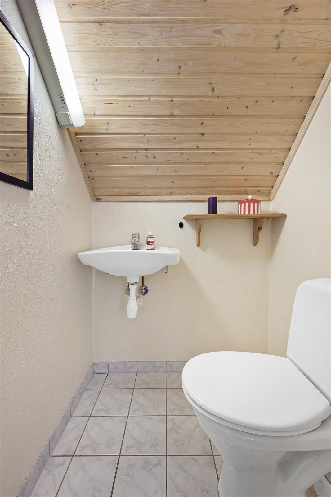 Toalettrom i 2. etasje med servant og toalett. Galleribilde