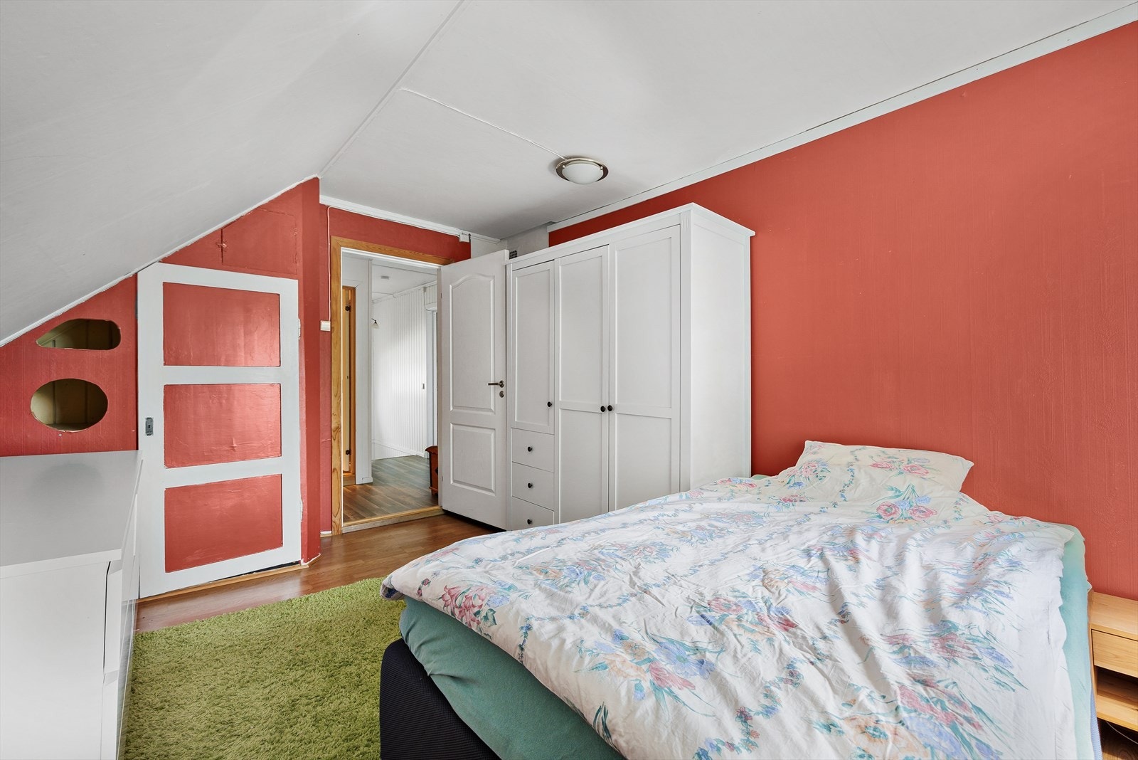 Soverommet har god plass til garderobeløsning og dobbeltseng. Galleribilde
