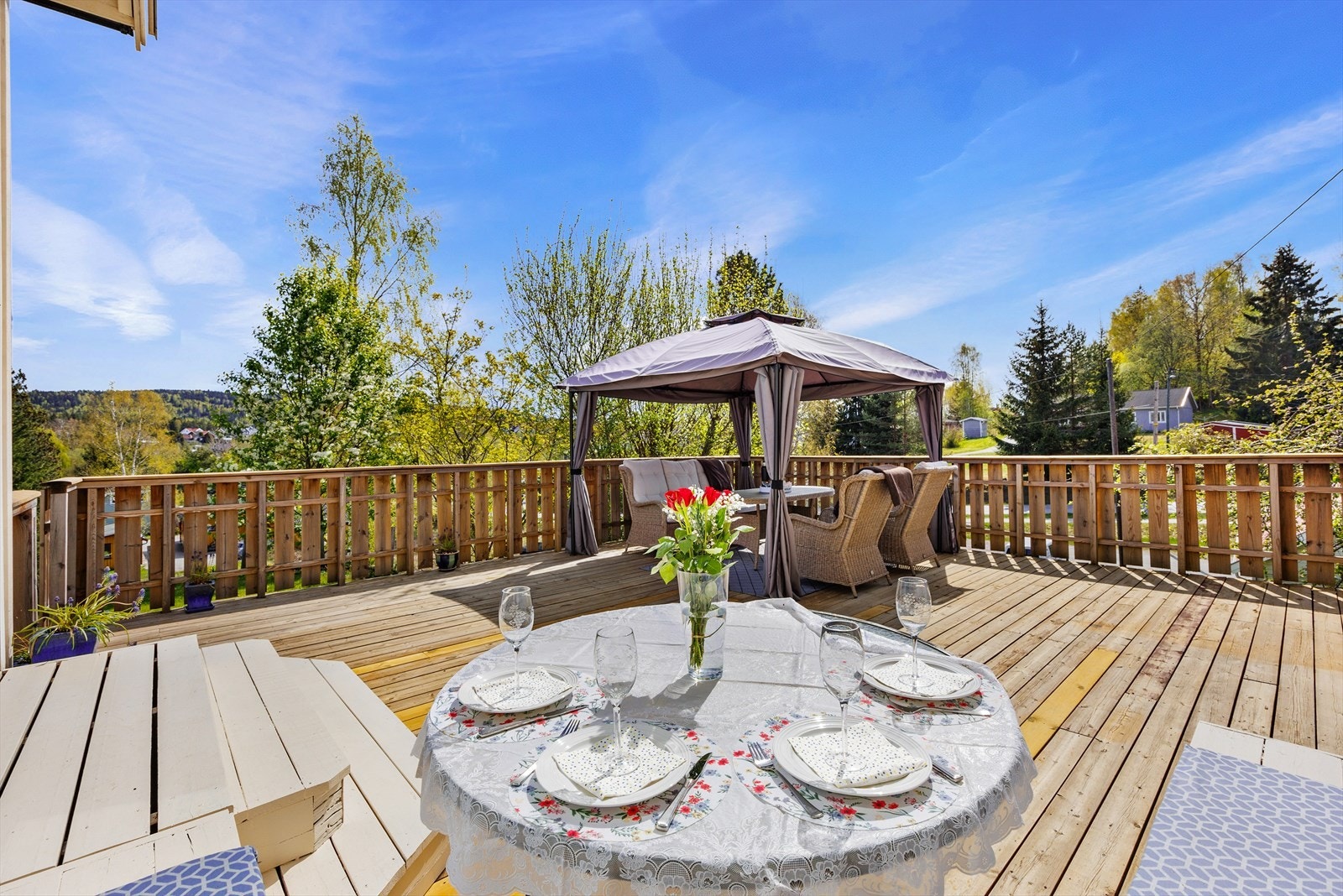 Terrassens gode størrelse gir god plass til både loungesett, grill og spisebord. Galleribilde