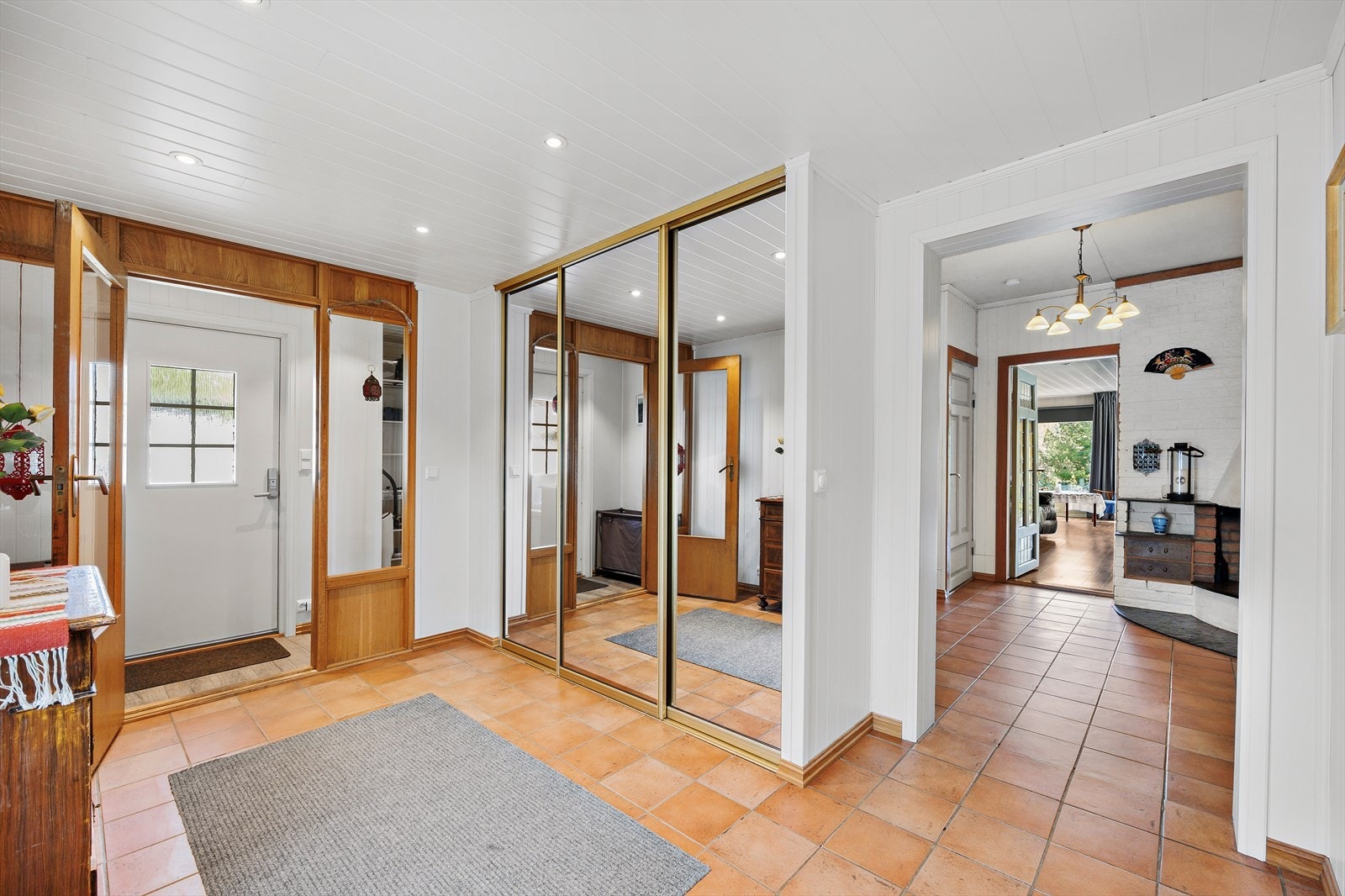 Velkommen inn! Entréen og gangen er svært romslig med god plass til å henge fra seg yttertøy og sko. Galleribilde