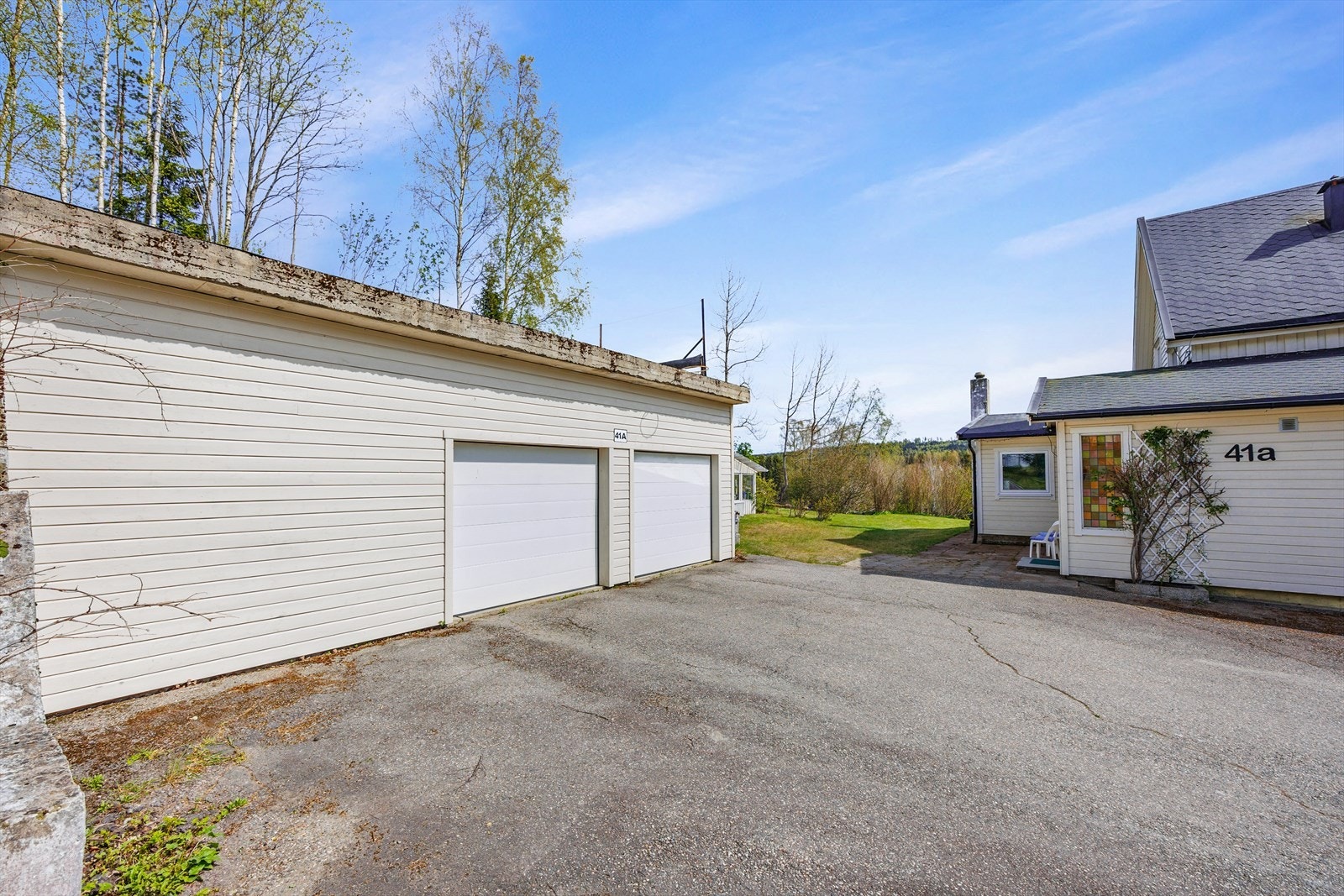 Praktisk dobbelgarasje med enkel tilgang til boligen. Galleribilde