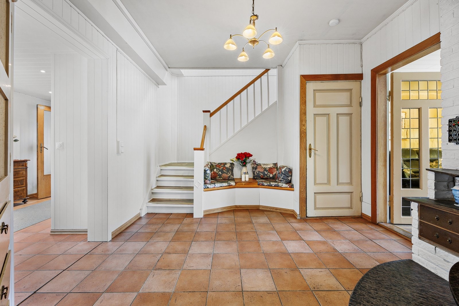 Boligen har en romslig hall med separat inngang til både kjøkken og stue. Galleribilde