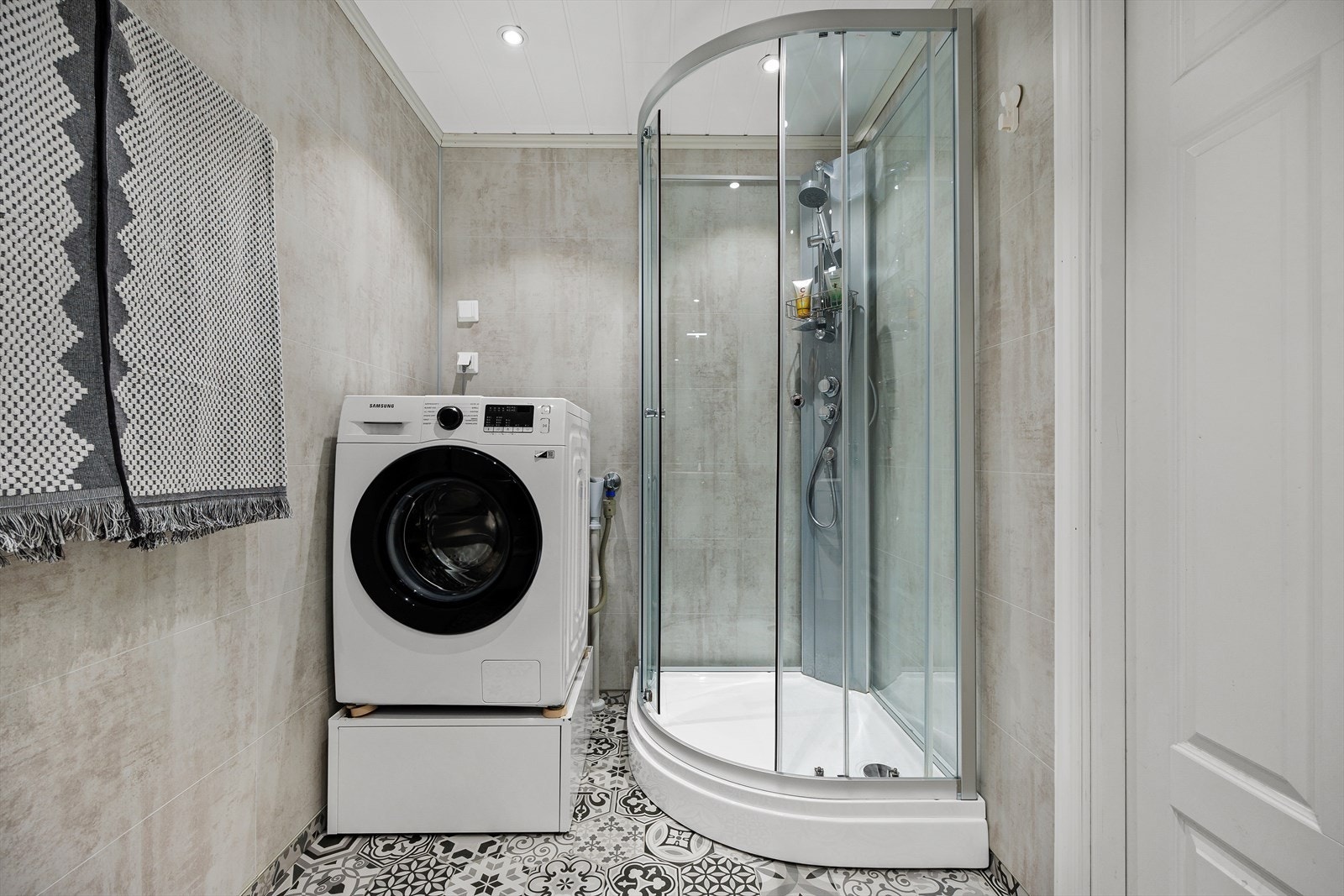 Badet er fra 2018 med fliser på gulvet og baderomsplater på vegger. Varme i gulvet. Galleribilde