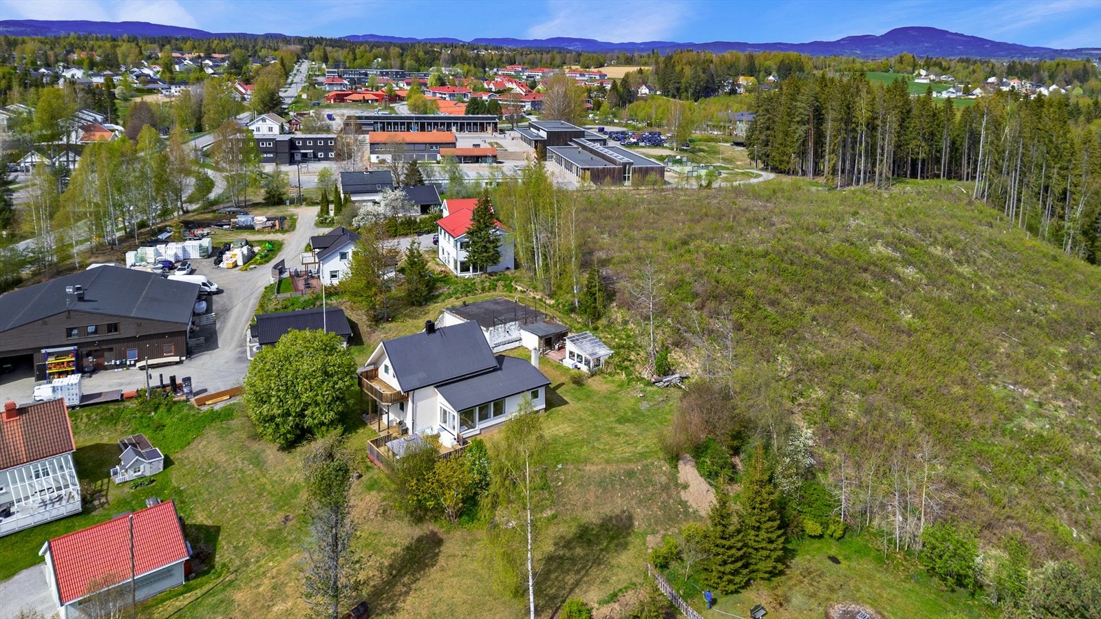 Det er kun kort gåavstand på ca. 5 minutter til Dal barneskole og bussholdeplassen som tar deg videre til Råholt barneskole. Her har barna en trygg og god skolevei. Galleribilde