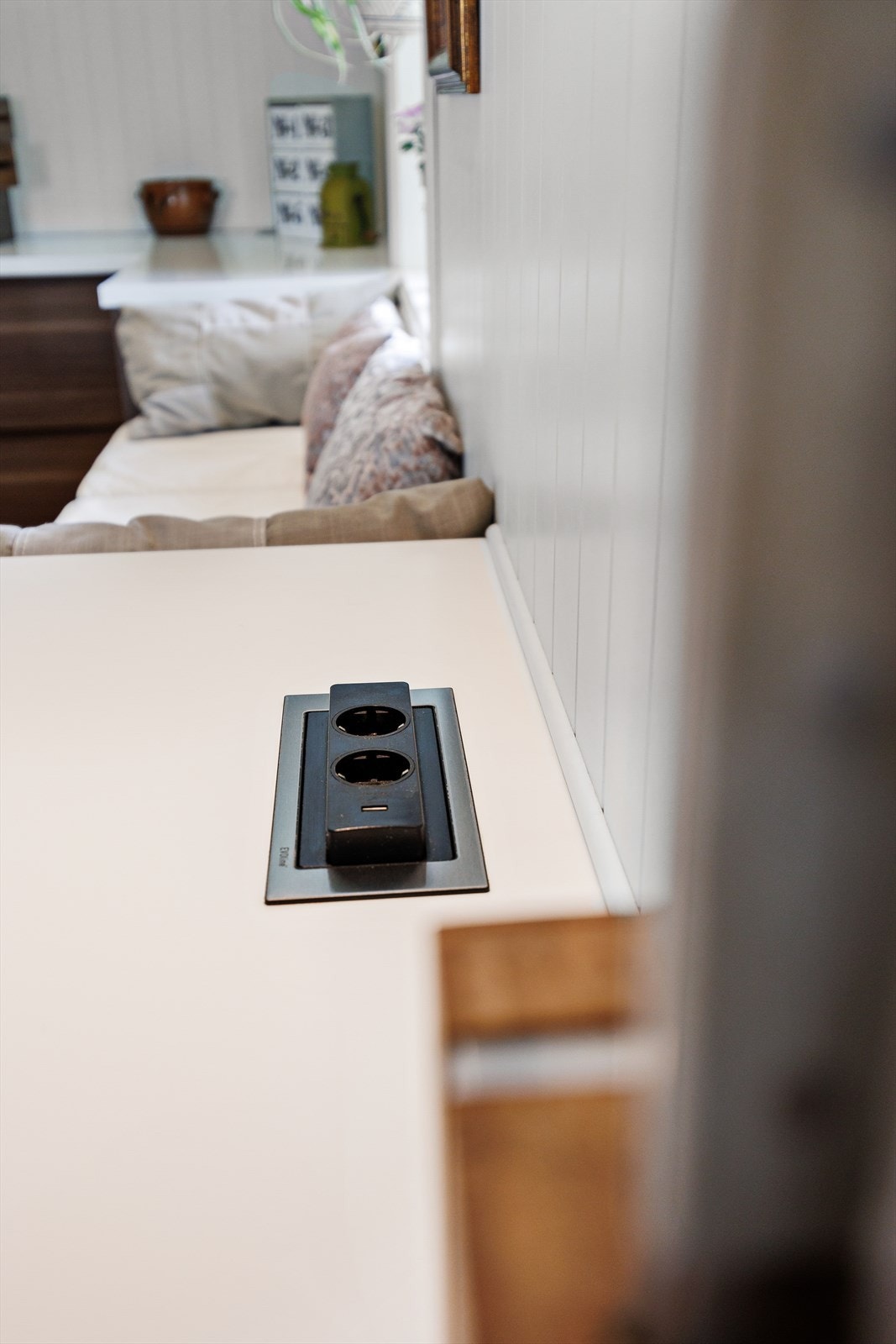 Integrerte stikkontakter i benkeplaten. Galleribilde