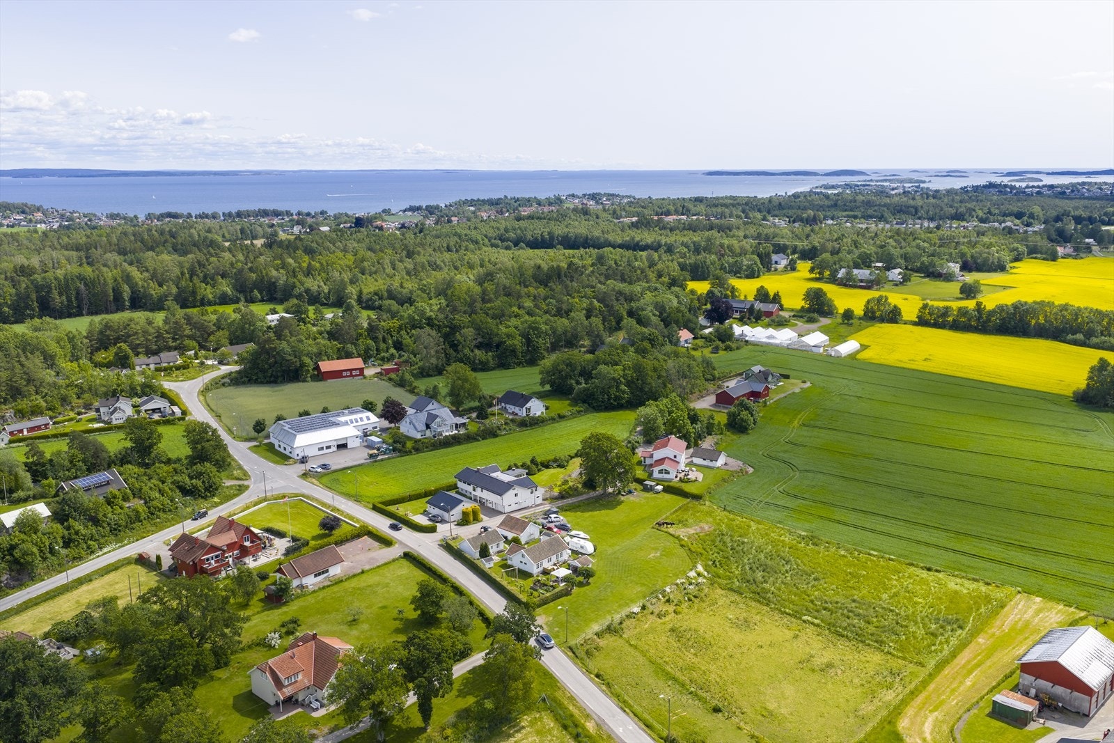 Her bor du landlig til, men med en sentrumsnær beliggenhet. Daglige nødvendigheter er lett tilgjengelige og det er kort vei til alt av sentrumsfunksjoner Galleribilde