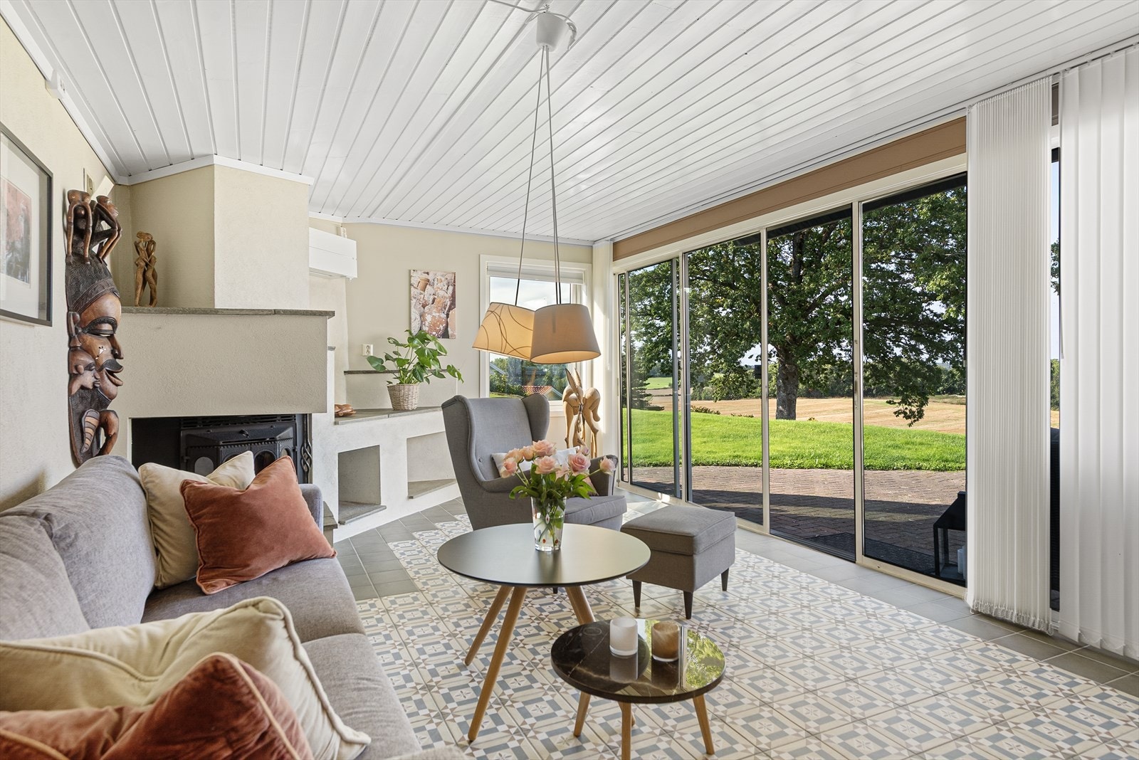 Flott utestue med varmepumpe, varmekabler og peis med innsats Galleribilde